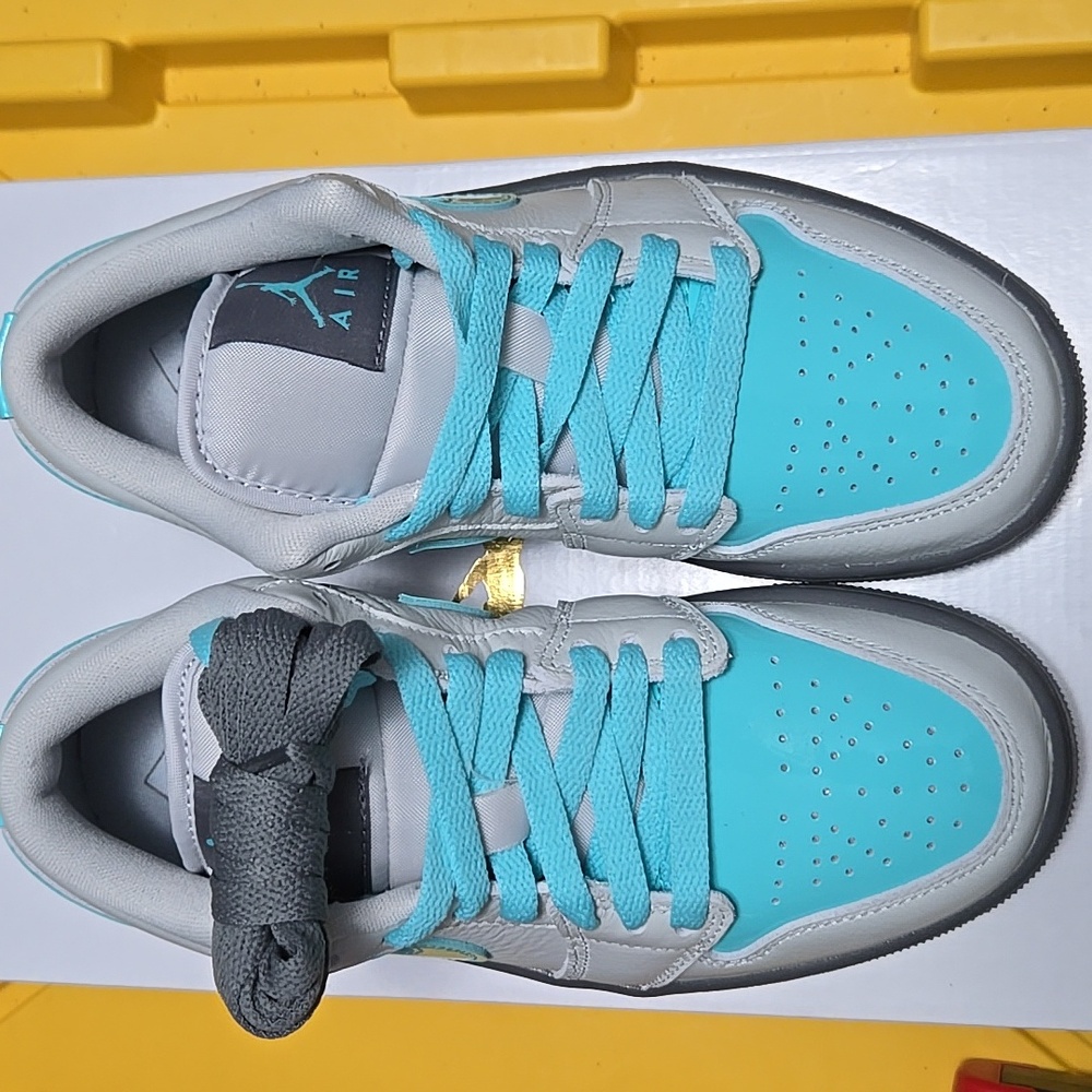 BRAND NEW AIR Jordan 1 Low SE - Picture 4 of 13